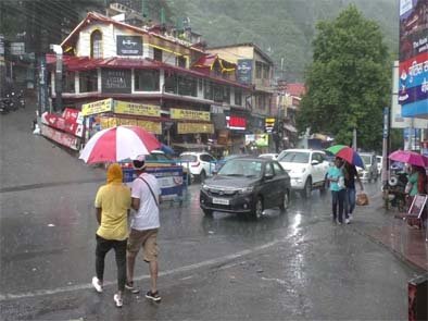 चौबीस घंटे की बारिश से अस्तव्यस्त रहा जनजीवन, यातायात ठप होने से वाहनों की लगी लंबी कतार