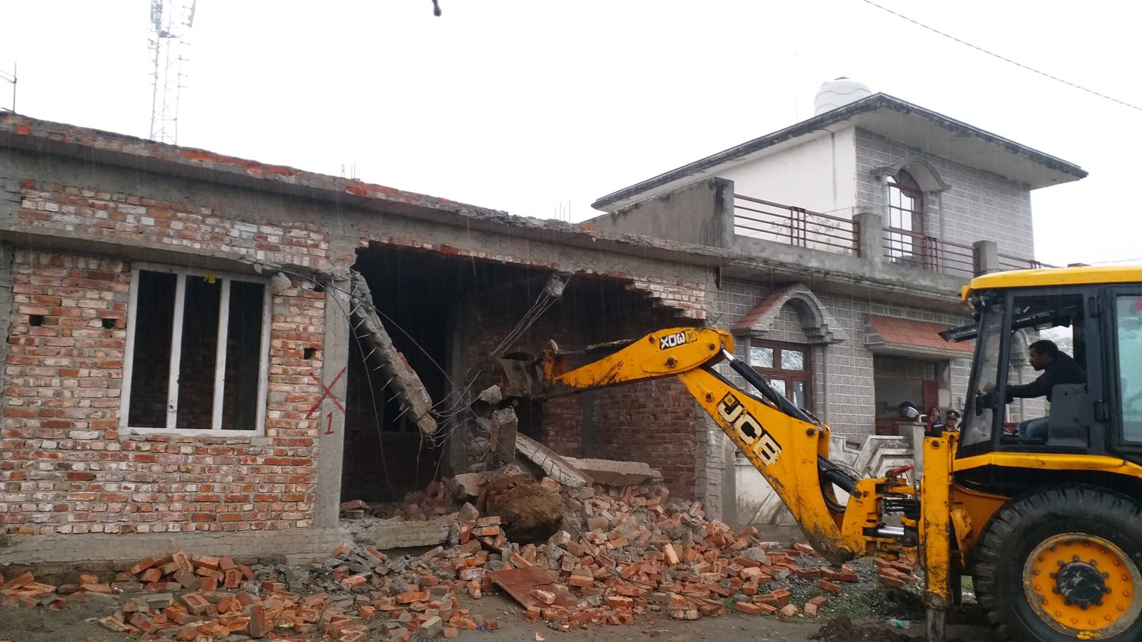 अब गौलापार में गरजा बुलडोजर, ध्वस्त किए कई निर्माणाधीन मकान