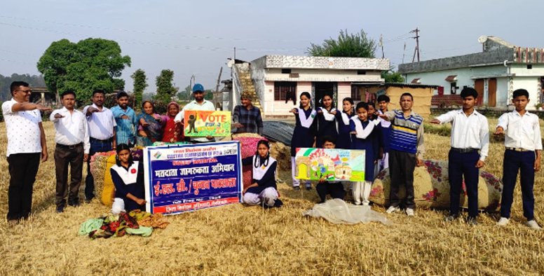 उत्तराखण्डः रामनगर में शिक्षकों और विद्यार्थियों ने चलाया मतदाता जागरूकता अभियान! ग्रामीणों को बताई वोट की ताकत